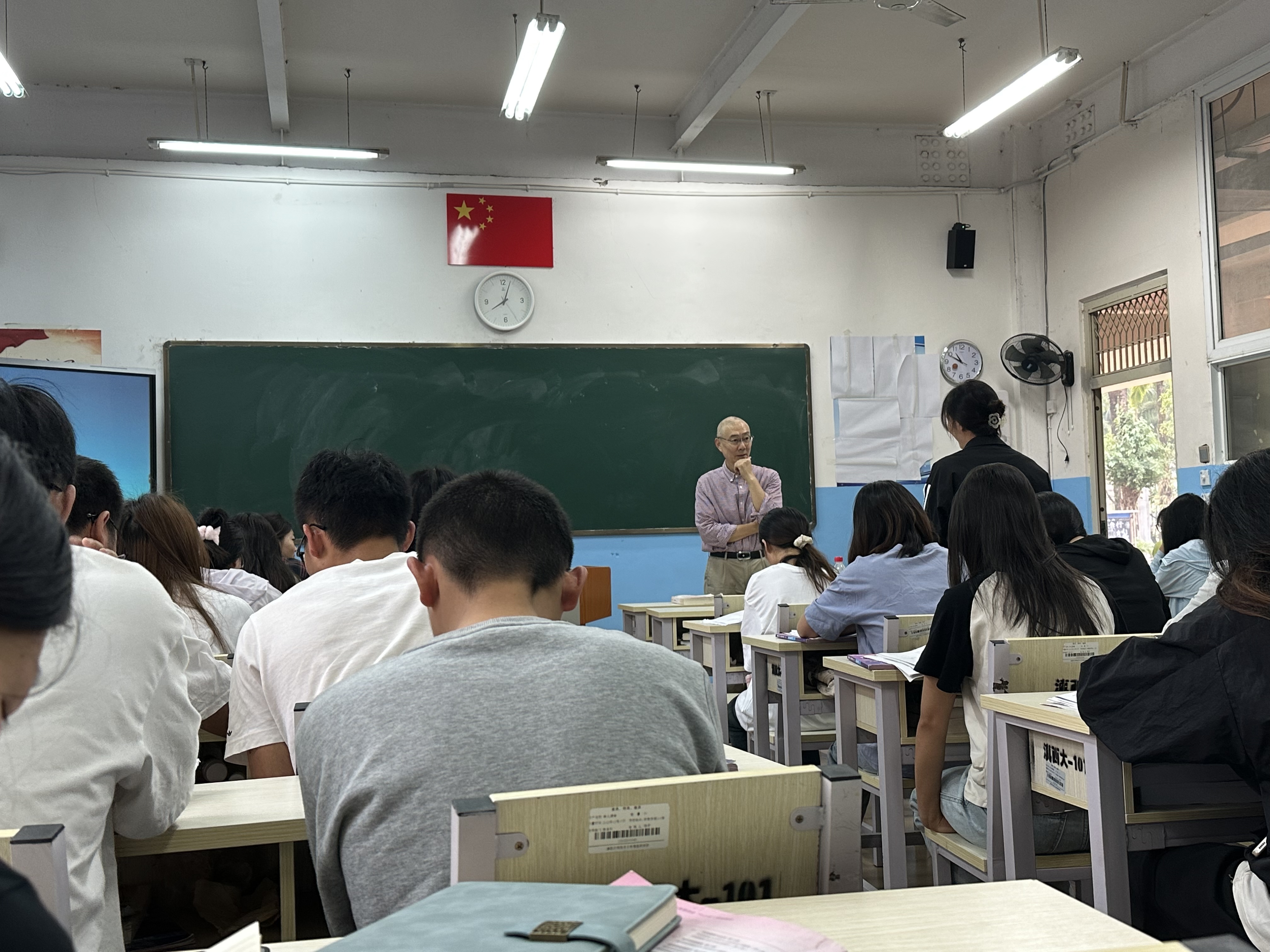 刘永涛教授为滇西应用技术大学傣医药学院学生们上课