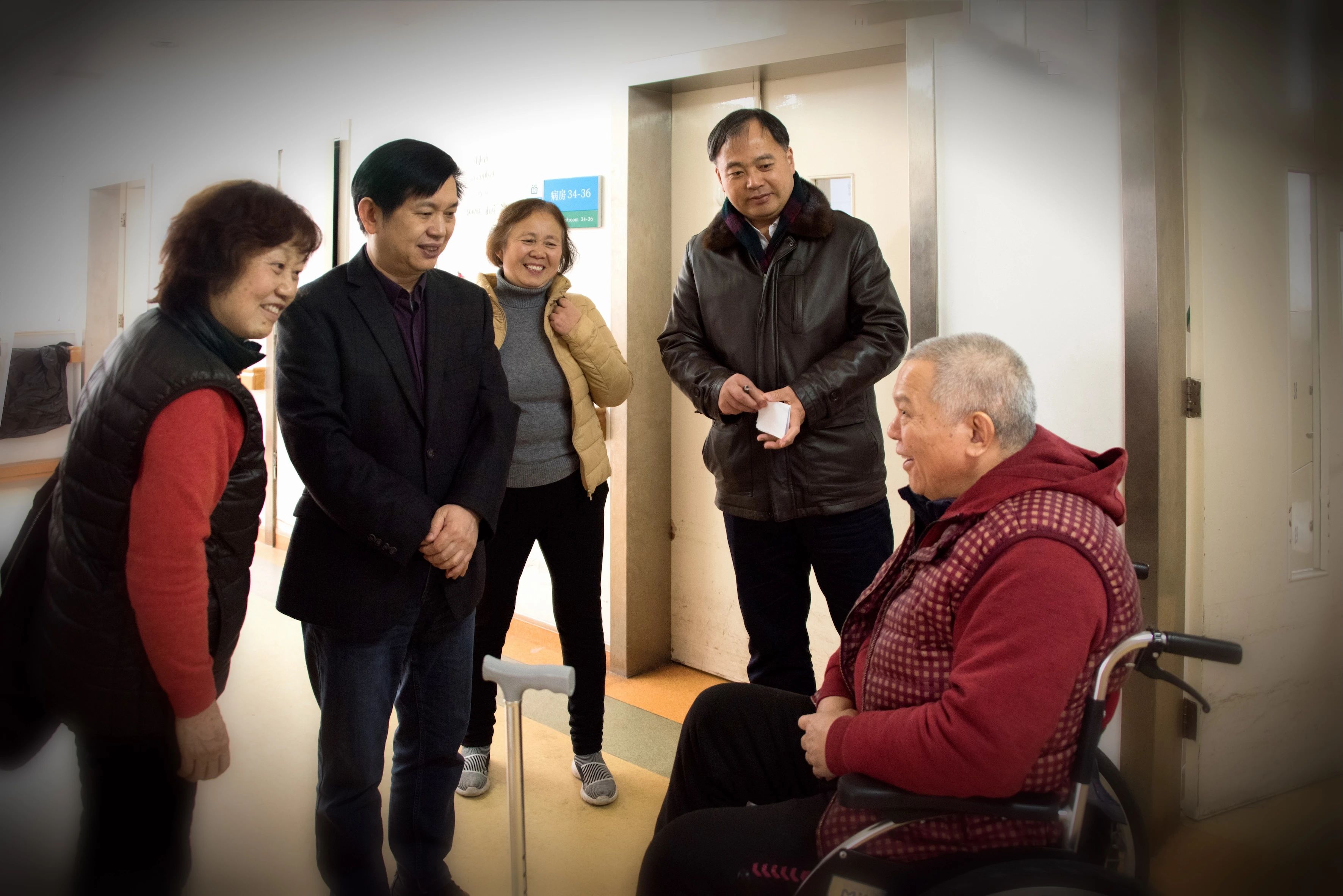 学院领导带队探访慰问退休老师