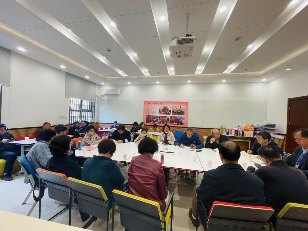 退休党支部书记兼院退管会副主任杨金水汇报工作