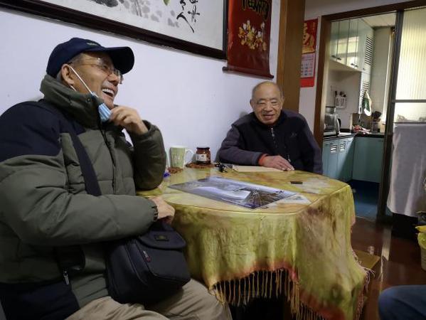 图23、看望梁来荣老师 图23、看望梁来荣老师