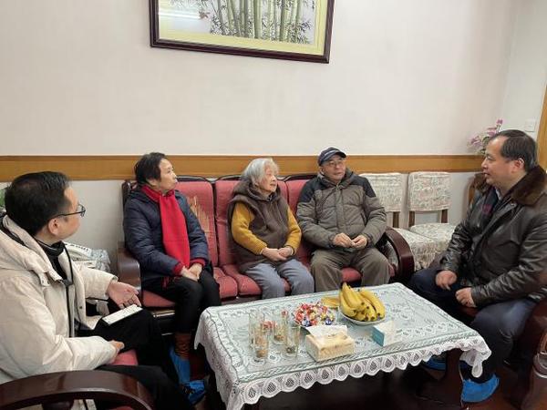 图5、看望应燕如老师 图5、看望应燕如老师